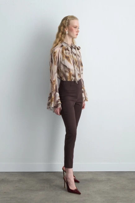 Boyundan Bağlı Şifon Bluz ve Sihirli Pantolon Kombini