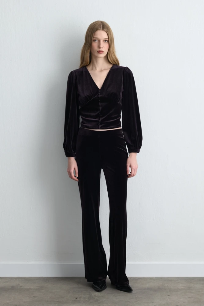 V Yakalı Kadife Bluz & Beli Lastikli Bol Paça Pantolon- Mürdüm Takım